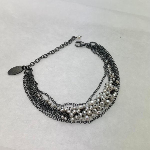Mehrreihiges Armband mit Perlen
